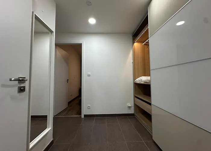 Cozy Modern Apartment, 20 Mins To Center Apartmán