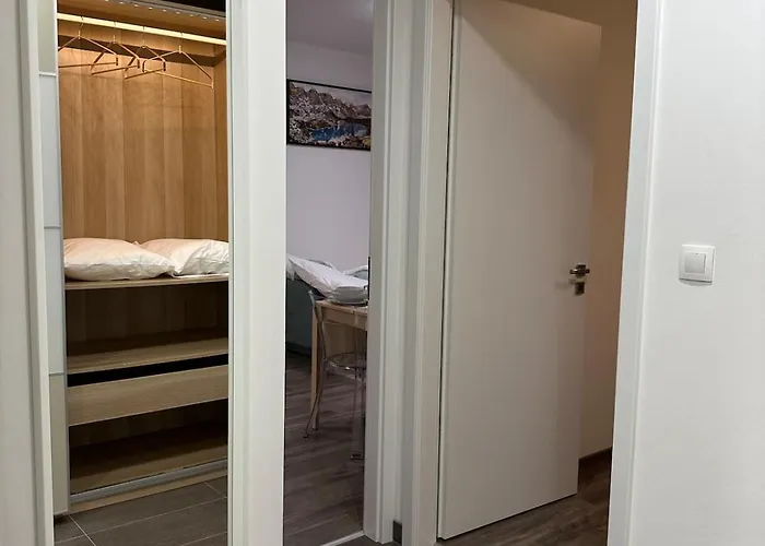 Cozy Modern Apartment, 20 Mins To Center *