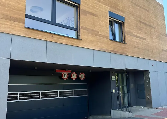 Cozy Modern Apartment, 20 Mins To Center Praha