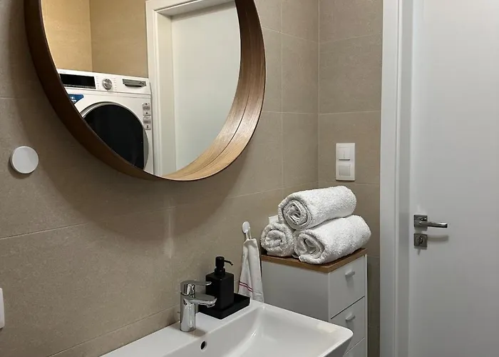 Cozy Modern Apartment, 20 Mins To Center Apartmán
