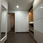 Cozy Modern Apartment, 20 Mins To Center 아파트