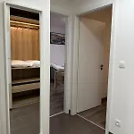 Cozy Modern Apartment, 20 Mins To Center *