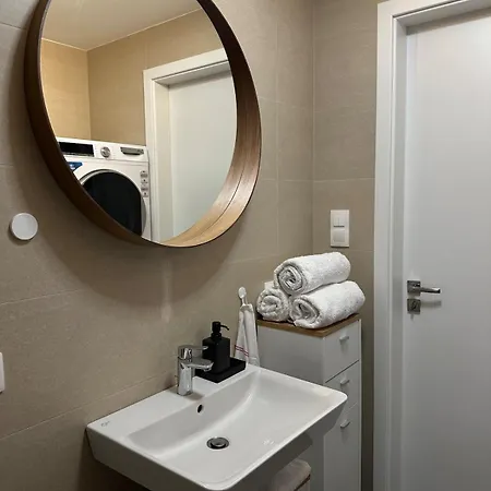 Cozy Modern Apartment, 20 Mins To Center Daire