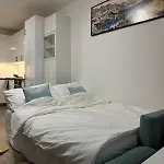 Cozy Modern Apartment, 20 Mins To Center Апартаменты *