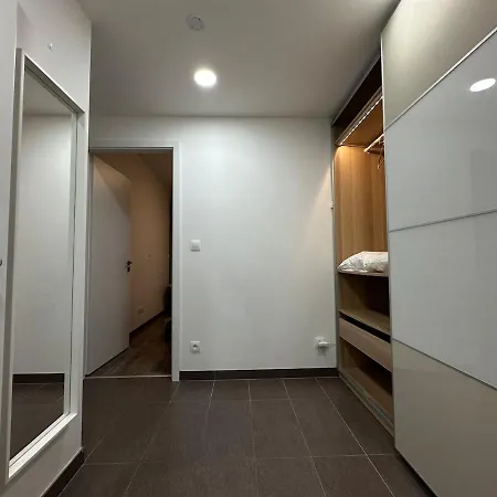 Cozy Modern Apartment, 20 Mins To Center Apartment