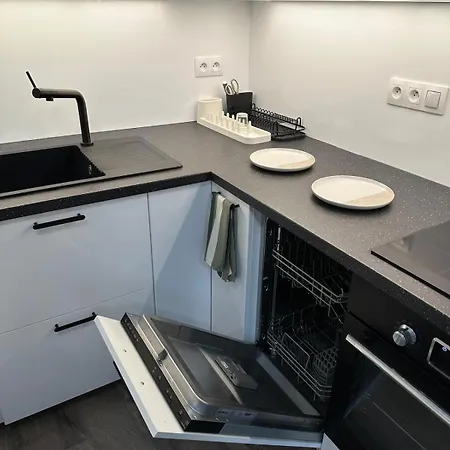 Cozy Modern Apartment, 20 Mins To Center Prague