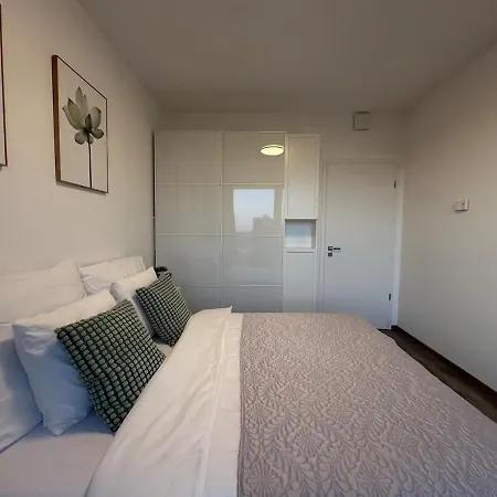 Апартаменты Cozy Modern Apartment, 20 Mins To Center Прага